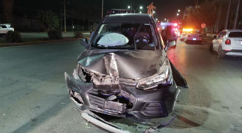 La madrugada de este domingo, un vehículo derribó un árbol y el poste de una luminaria en la colonia San Isidro de la ciudad de Torreón, la conductora responsable se retiró del lugar tras el accidente. (EL SIGLO DE TORREÓN)