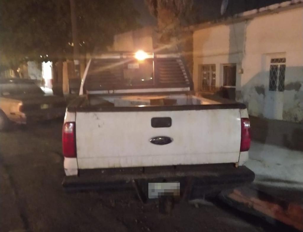 Un conductor que se encontraba en estado de ebriedad impactó su vehículo contra tres autos estacionados en la colonia Vencedora de la ciudad de Torreón. (EL SIGLO DE TORREÓN)