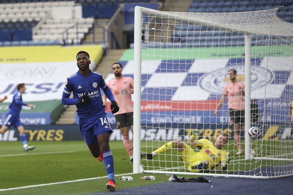 Kelechi Iheanacho marcó dos goles en la victoria del Leicester. (AP)