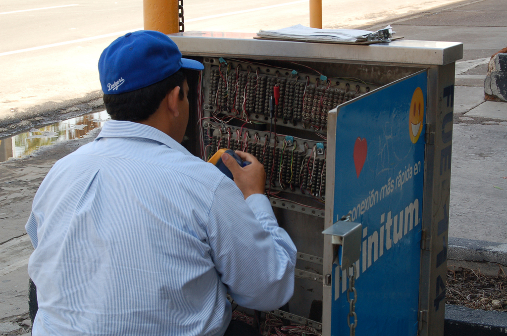Telmex tendrá libertad para fijar las tarifas del uso de su infraestructura por parte de su competencia para el servicio de internet fijo. (ARCHIVO) 
