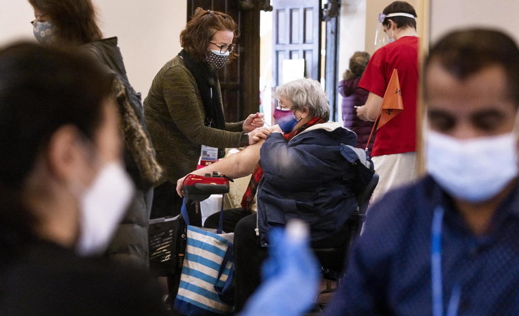 Los residentes mayores de 50 años del estado de Nueva York podrán empezar a vacunarse a partir del martes, anunció este lunes el gobernador, Andrew Cuomo. (ARCHIVO) 
