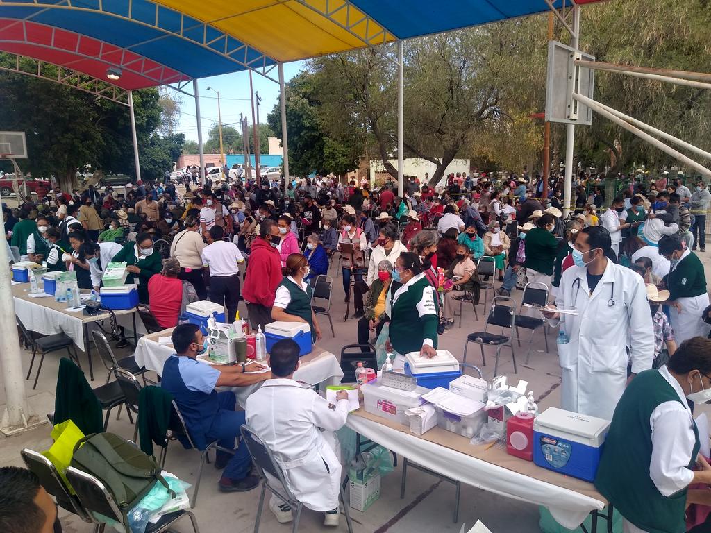 Se generaron largas filas de quienes llegaron incluso de municipios del lado de Durango. (EL SIGLO DE TORREÓN)