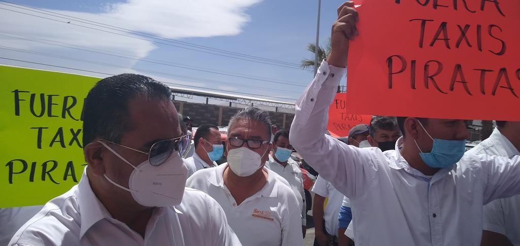 Realizaron una protesta pública afuera de las instalaciones de la Subdirección de Transporte en La Laguna de Durango, en el bulevar González de la Vega. (EL SIGLO DE TORREÓN)