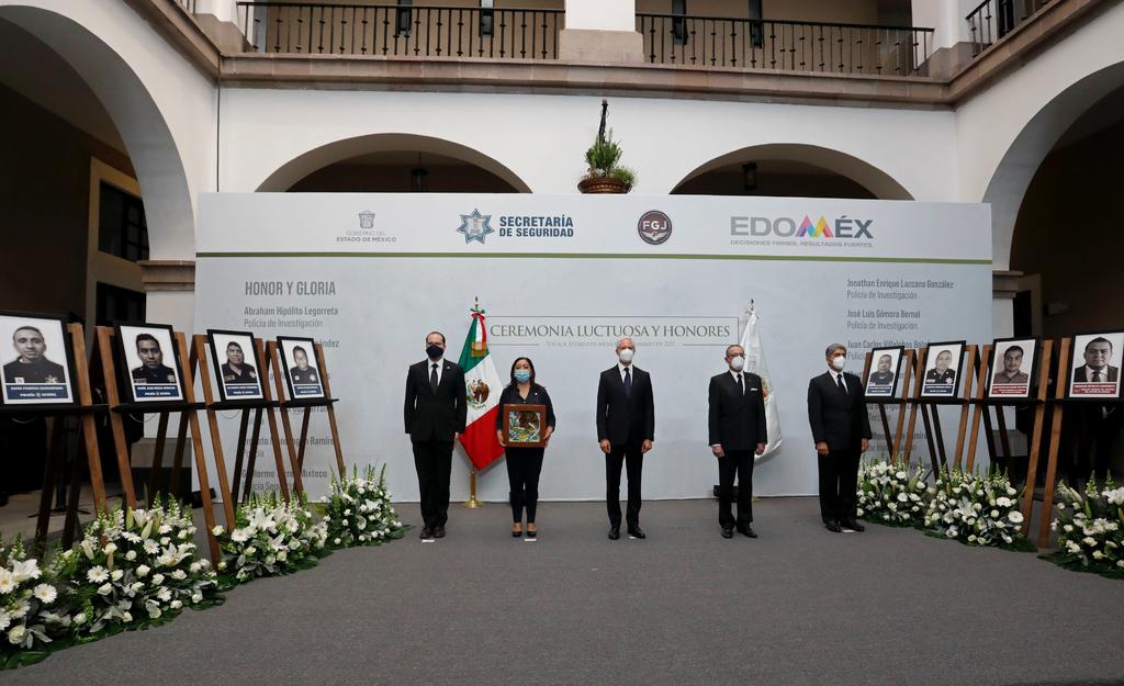El gobernador del Estado de México Alfredo del Mazo honró, al encabezar la ceremonia luctuosa para recodar a 13 policías mexiquenses que murieron acribillados por un grupo delictivo, la labor de los uniformados: (ARCHIVO)