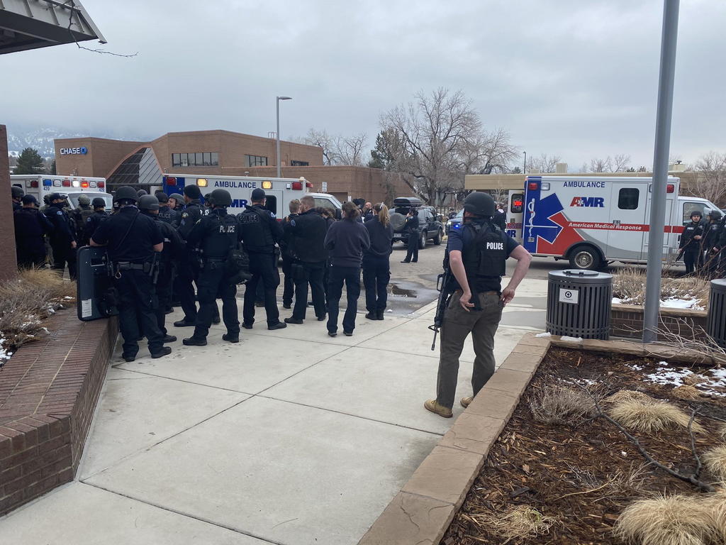 El tiroteo ocurrido la tarde de hoy en un supermercado de Boulder, Colorado, dejó al menos seis muertos, incluyendo un policía. (EFE)