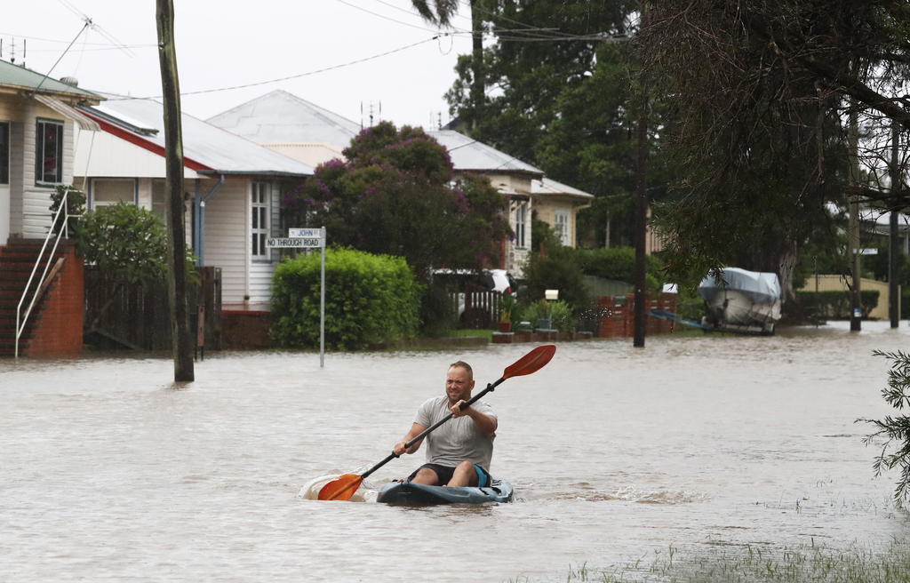 El ejército australiano se unió este martes a las tareas de rescate desplegadas por las inundaciones en el este de Australia, las peores en varias décadas, en una jornada de intensas lluvias que podría obligar a la evacuación de unas 15,000 personas más. (EFE)