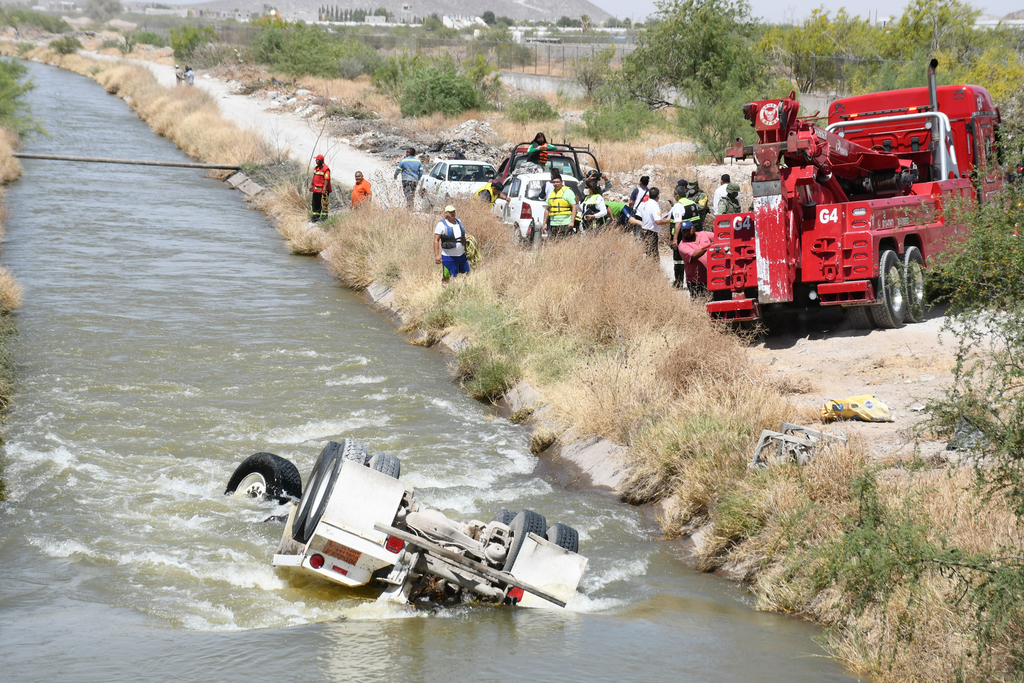 Camión tipo revolvedora cae al canal de riego Santa Rosa-Tlahualilo en Gómez Palacio. (EL SIGLO DE TORREÓN)