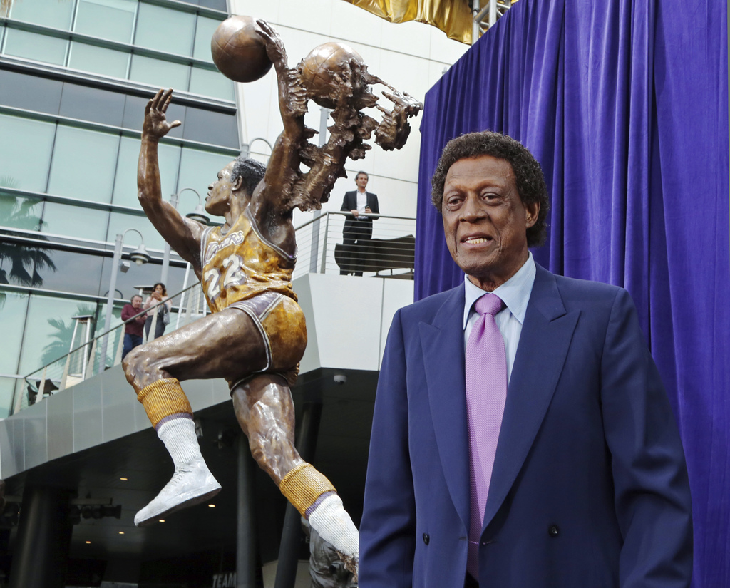 Elgin Baylor, una de las estrellas de los Lakers, falleció ayer en Los Ángeles. (ARCHIVO)