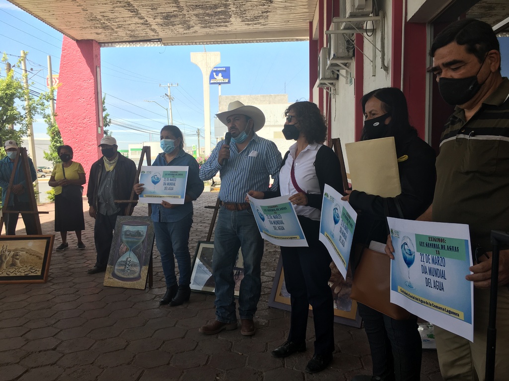 El Frente Campesino en Defensa del Agua acudió ayer a presentar distintas peticiones a la Conagua. (EL SIGLO DE TORREÓN)