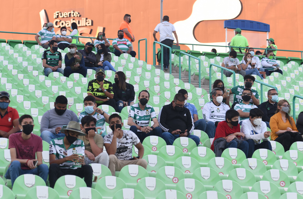 Al partido del pasado domingo en que Santos se enfrentó a León solamente ingresaron al estadio poco más de 8,400 aficionados. (ARCHIVO)
