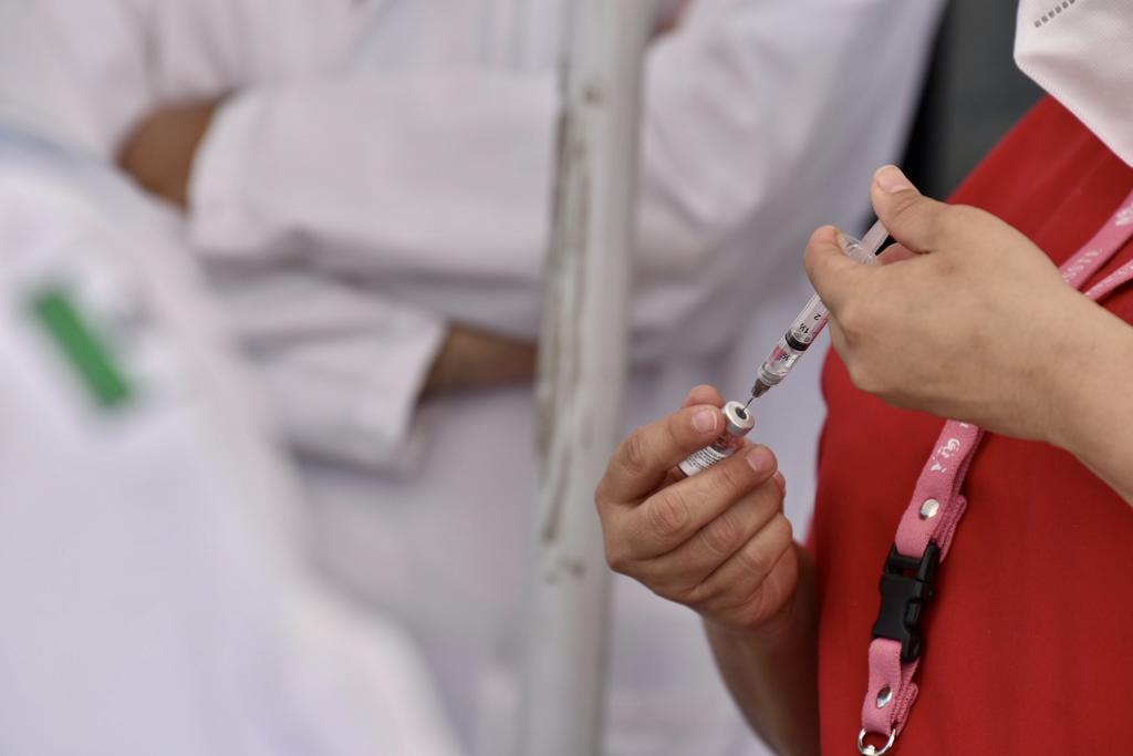 Solo 27 mil 296, que equivale a un 59.8 %, ya recibieron su esquema completo de vacunación contra el COVID-19, quedando pendientes de recibir las dos dosis un total de 18 mil 355 profesionales sanitarios. (ARCHIVO)