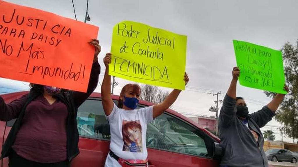  La semana pasada, los colectivos de manifestaron al exterior del Centro de Justicia Penal de Torreón precisamente para denunciar dilación en los juicios por el delito de feminicidio. (ARCHIVO)