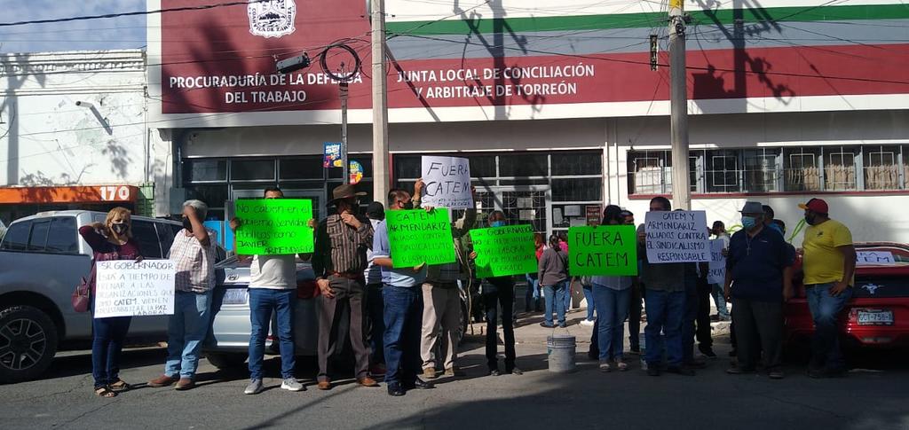 Se manifestaron en las instalaciones de la Junta Local de Conciliación y Arbitraje (JLCA) de Torreón, pues señalan que se ha beneficiado al sindicato de CATEM y advierten de irregularidades. (JESÚS GALINDO)