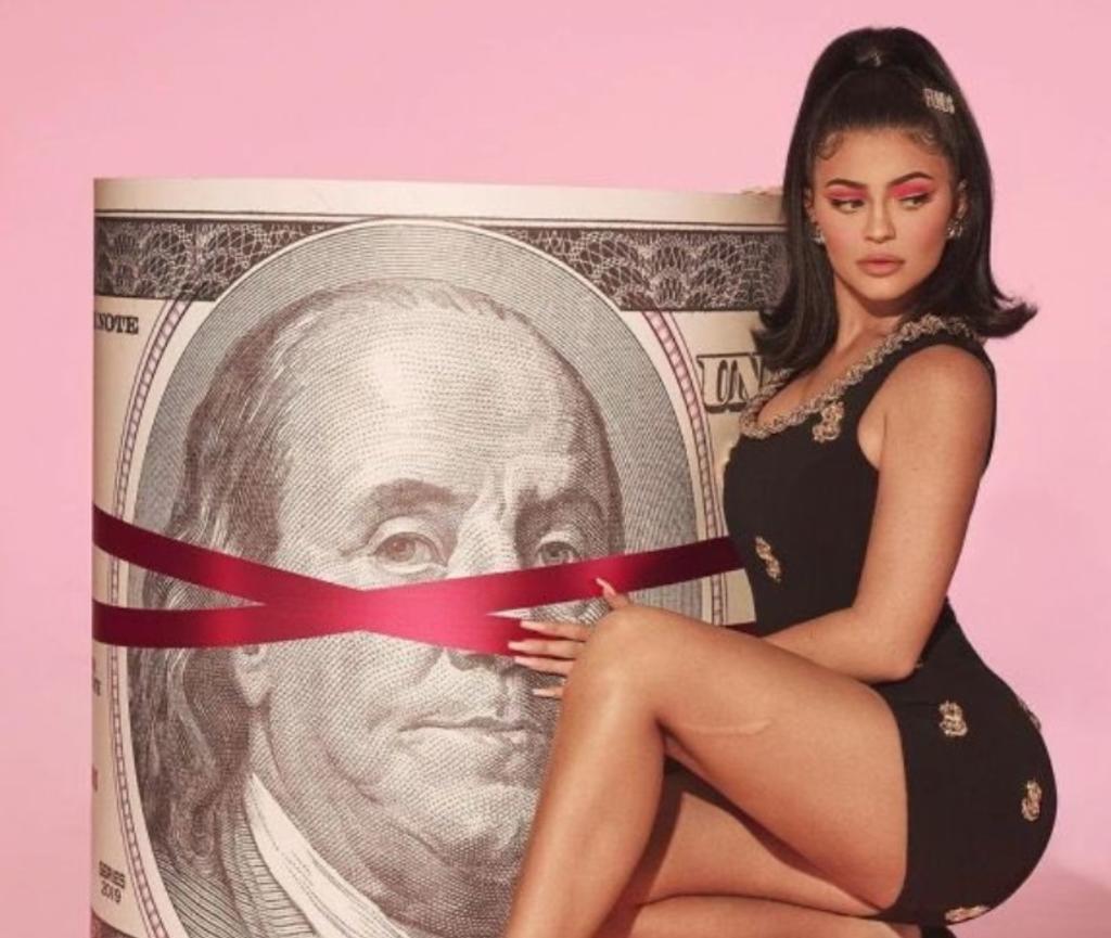 Esta semana, la empresaria Kylie Jenner generó controversia en redes sociales luego de que compartiera en redes sociales una captura en historia de Instagram donde pide a sus fans donativos para pagar la cuenta hospitalaria de reconocido maquillista. (Especial) 