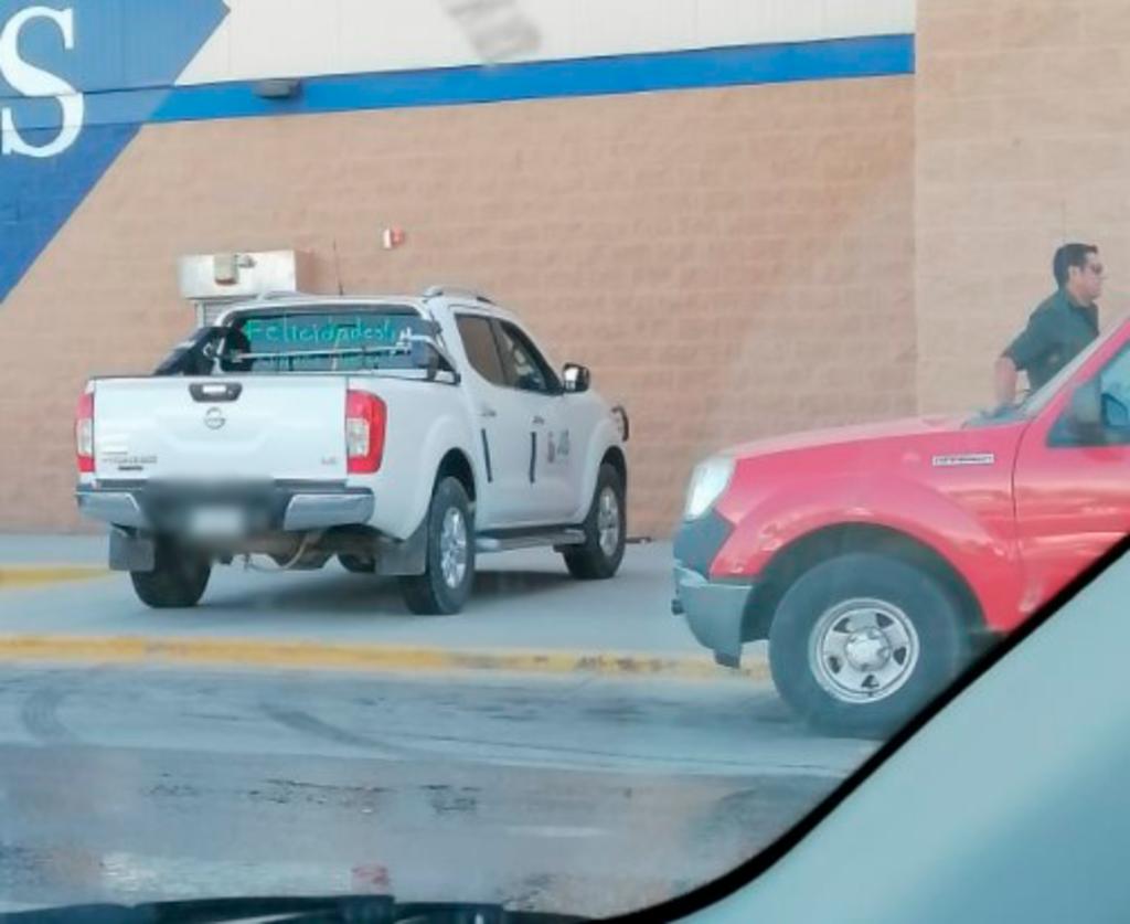 La tarde del pasado lunes en redes sociales, una usuaria de Facebook compartió una fotografía del estacionamiento de una tienda comercial en Lerdo, donde exhibe al conductor de una camioneta que se subió a la acera para 'estacionarse en la sombra'.  (Facebook) 