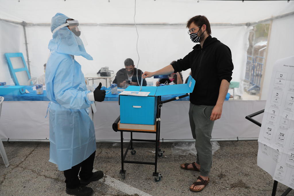 Israel registró hoy, durante toda la jornada, una baja participación en los cuartos comicios que celebra en menos de dos años y solo llegó al 60.9% a las 20:00 hora local (18:00 GMT), dos horas antes del cierre de urnas. (ARCHIVO) 
