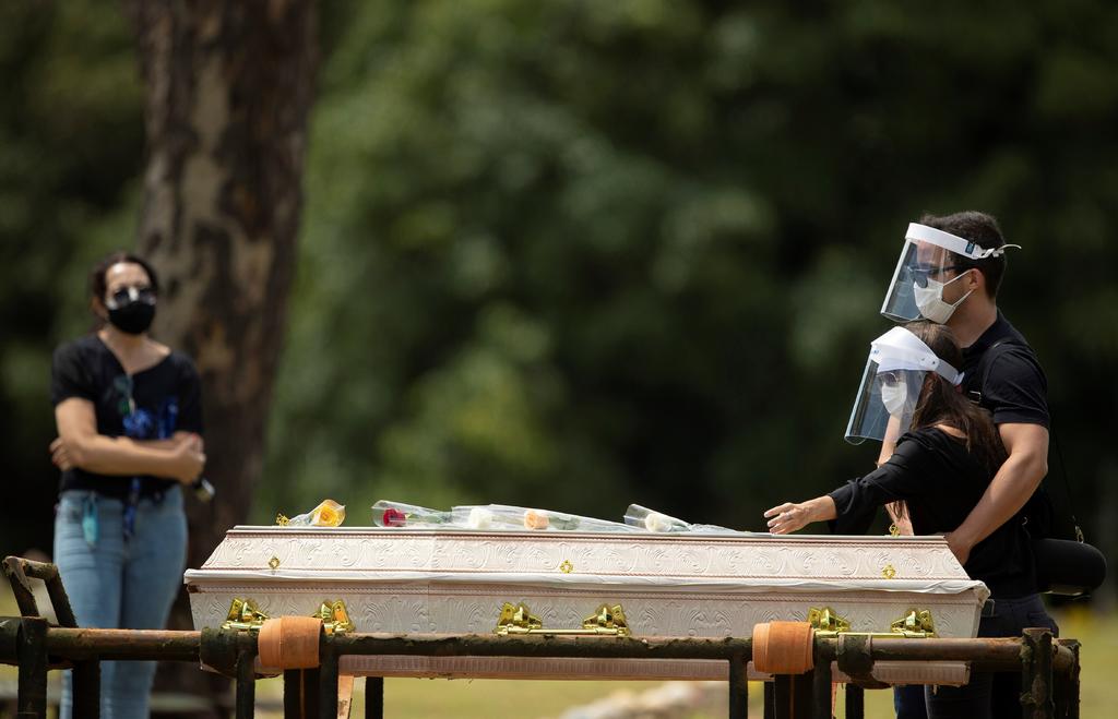 Brasil, el país más azotado por la pandemia hoy en día, bordea los 300,000 muertos por la COVID-19, mientras que la escasez de oxígeno y medicamentos para los contagiados por el virus amenaza con agravar el colapso que ya vive el país por la falta de cupos en las UCIs ante el creciente número de ingresos. (ARCHIVO) 
