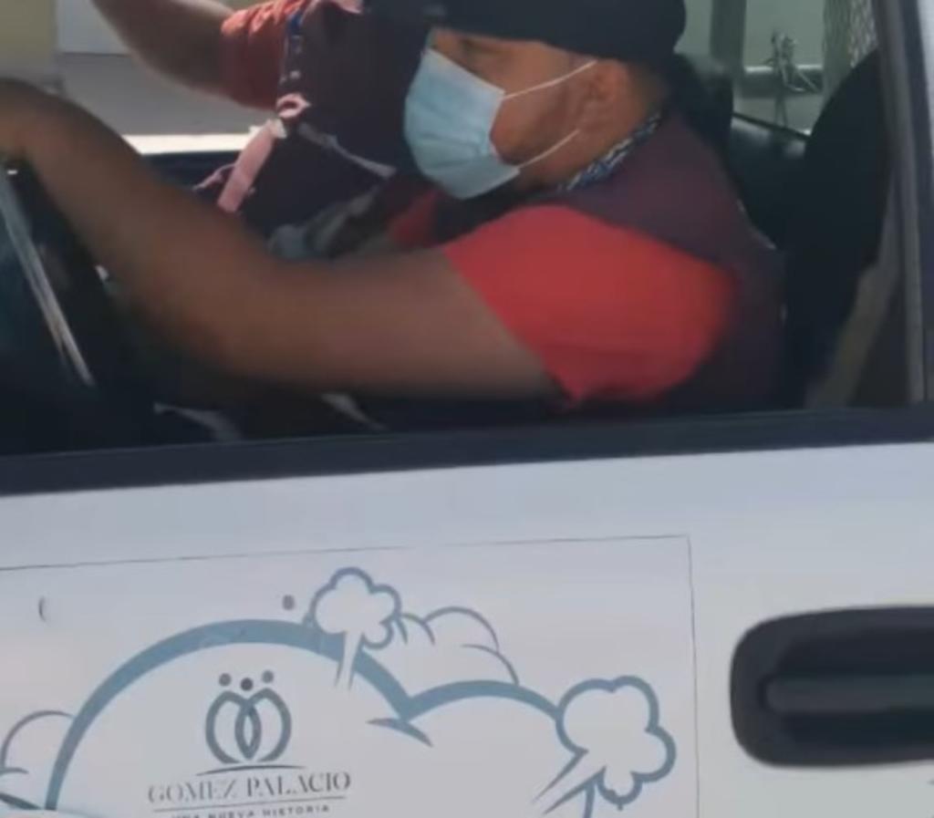 Este martes mediante Facebook, se publicó el video donde se exhibe a dos trabajadores del ayuntamiento de Gómez Palacio, siendo agresivos con un can al subirlo a la camioneta para llevarlo presuntamente a la perrera. (Especial)