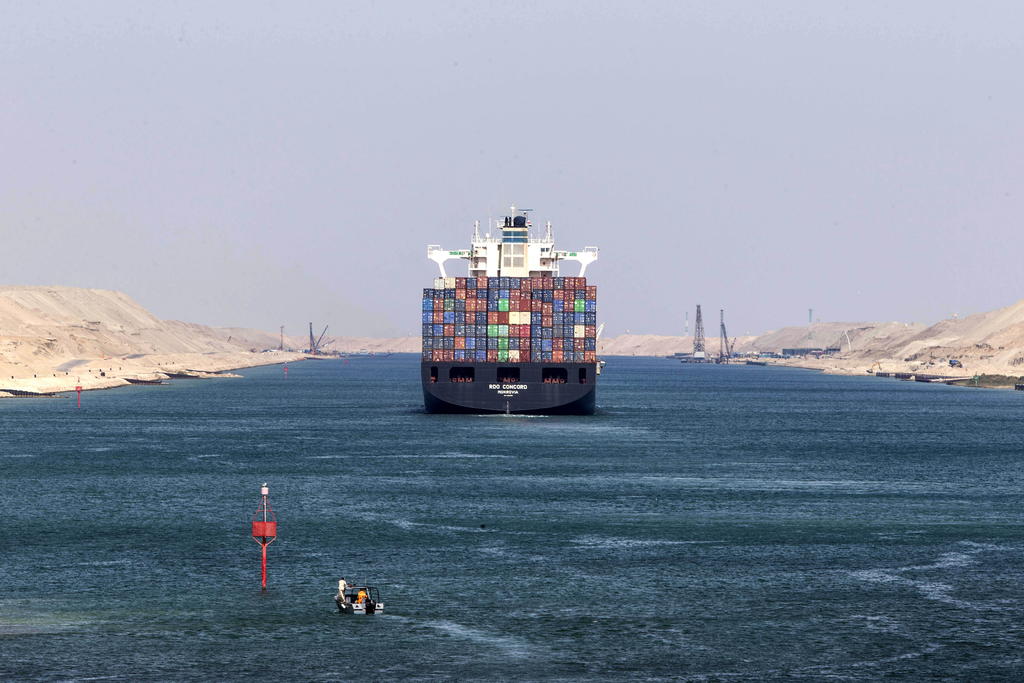  Un enorme buque de carga se volcó sobre un costado en el Canal de Suez, bloqueando el tráfico en el importante paso marítimo de Egipto, según datos satelitales a los que se accedió el miércoles. (ARCHIVO)