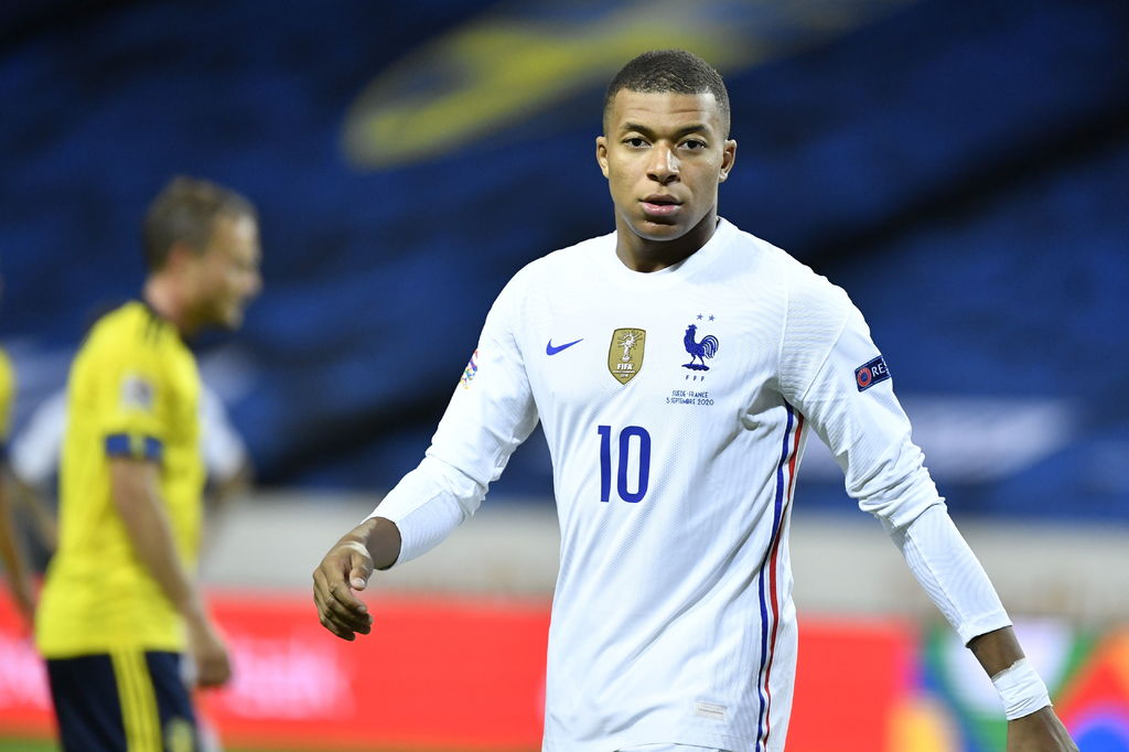 Kylian Mbappé y Francia, reinante campeón mundial, se medirán hoy al combinado de Ucrania. (ARCHIVO)