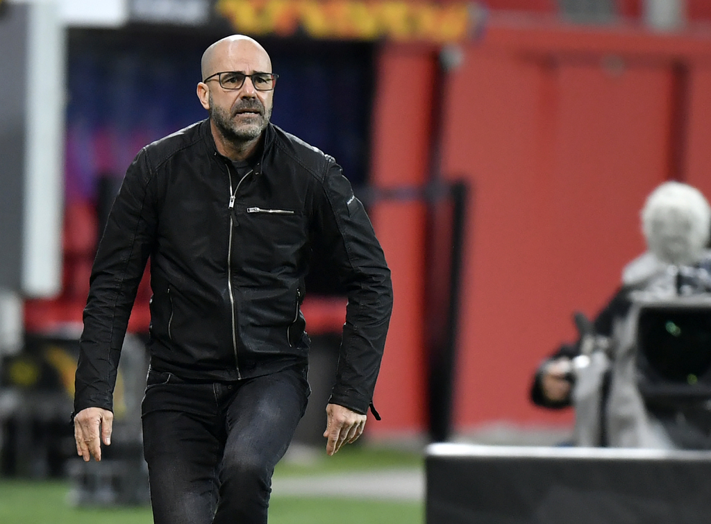 Peter Bosz fue cesado de la dirección técnica del Bayer Leverkusen. (AP)