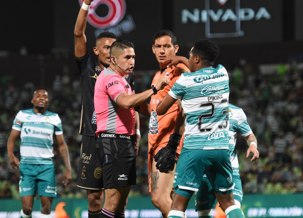 Andrés Ibargüen le reclama al árbitro Óscar Mejía, quien no señaló el claro penal de Rodolfo Cota sobre el jugador santista. (JESÚS GALINDO)