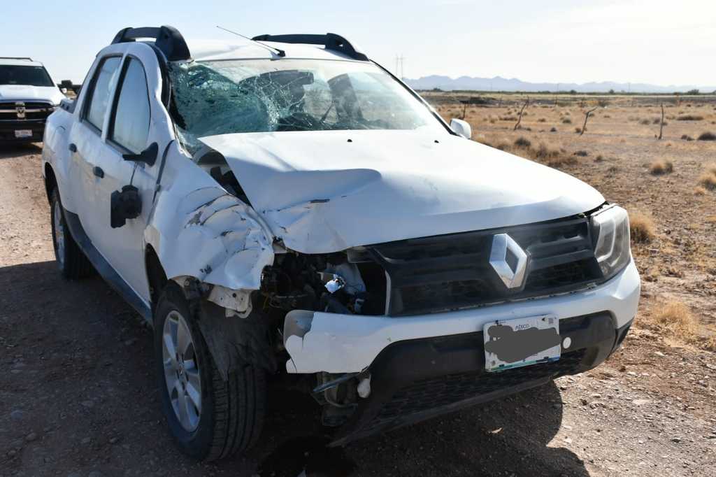 A 50 metros del occiso se encontraba abandonada una camioneta Oroch, cuatro puertas, marca Renault modelo 2019 color blanca. (EL SIGLO DE TORREÓN)