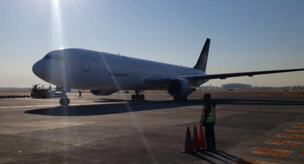 La aeronave, que salió de Bélgica e hizo una escala en la ciudad de Cincinnati de Estados Unidos, aterrizó en la capital del país a las 08:12 horas.
(ESPECIAL)