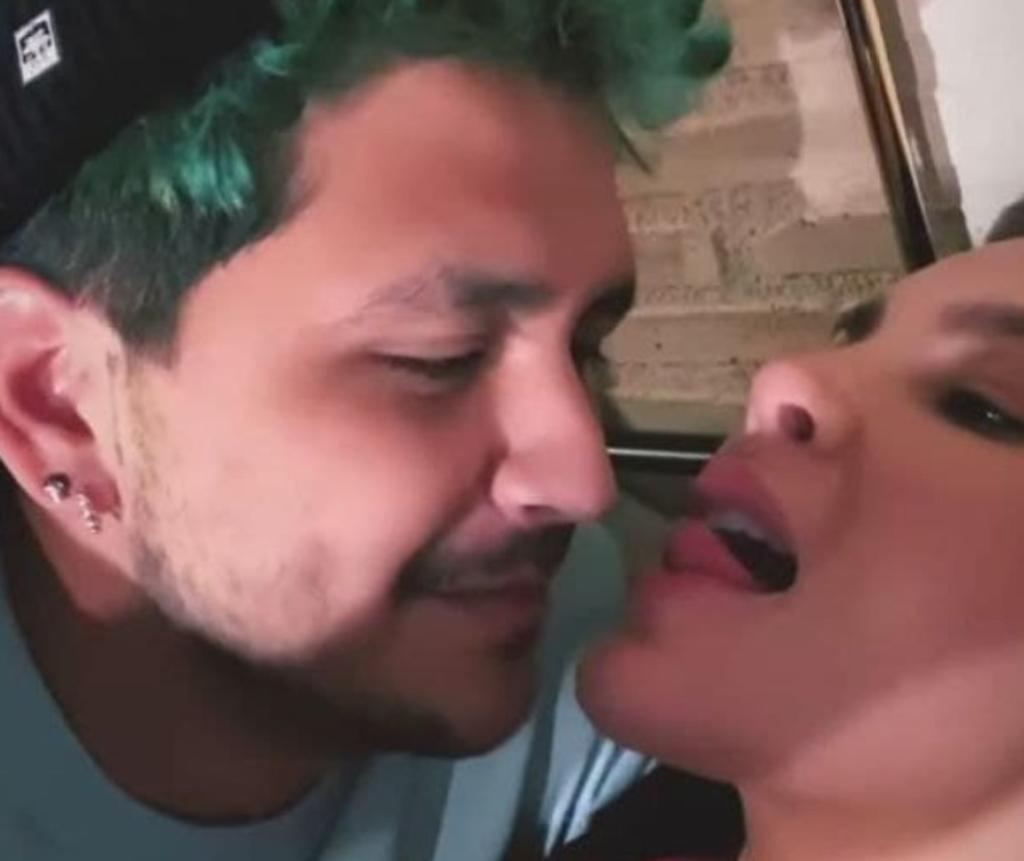 Belinda y Christian Nodal continúan derrochando miel y presumiendo su amor en las redes sociales. En esta ocasión, la famosa pareja publicó un video a través de Instagram donde se besan y 'lamen' sus narices. (Instagram) 