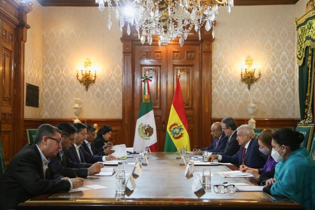 El presidente de México, Andrés Manuel López Obrador, y su homólogo boliviano, Luis Arce, emitieron este miércoles una declaración conjunta tras sostener un encuentro con sus respectivas comitivas, con el restablecimiento de las relaciones bilaterales como eje primordial. (TWITTER)