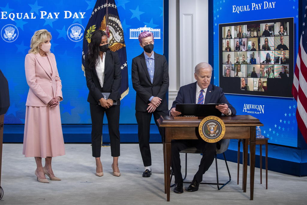 El presidente Joe Biden planteó que la disparidad salarial entre hombres y mujeres ha dañado la economía, e invitó a integrantes de la selección femenina de fútbol de Estados Unidos a la Casa Blanca para ayudar a establecer nuevas metas de equidad. (EFE)
