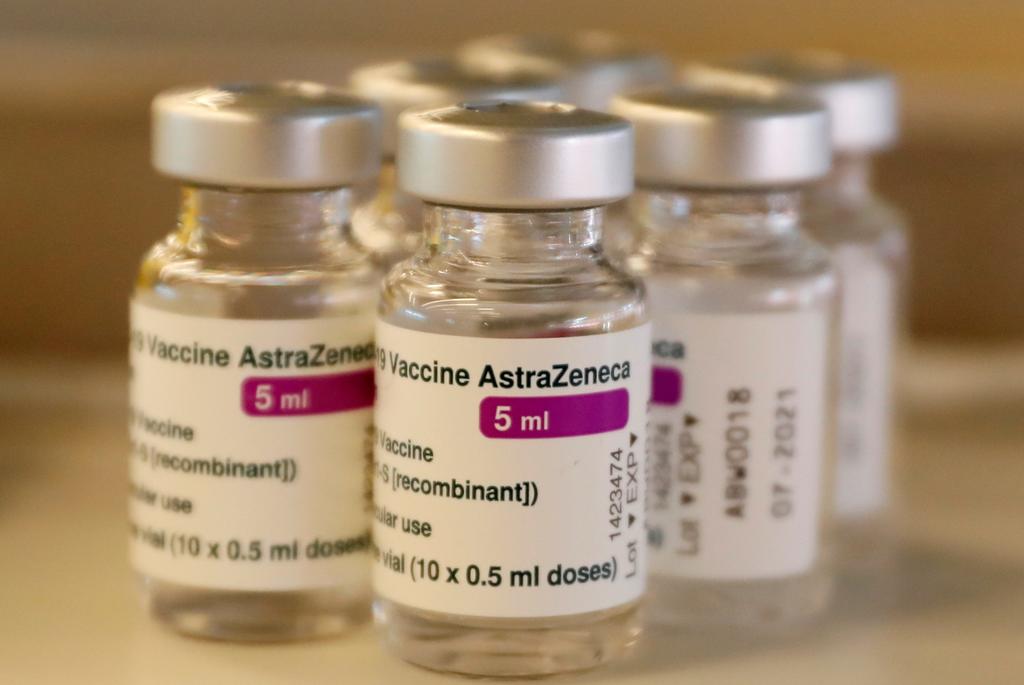 La empresa farmacéutica AstraZeneca rebajó este miércoles del 79 % al 76 % la eficacia de su vacuna contra la COVID-19 en la actualización de un estudio en Estados Unidos después de que las autoridades la instasen a revisar los datos iniciales. (EFE)