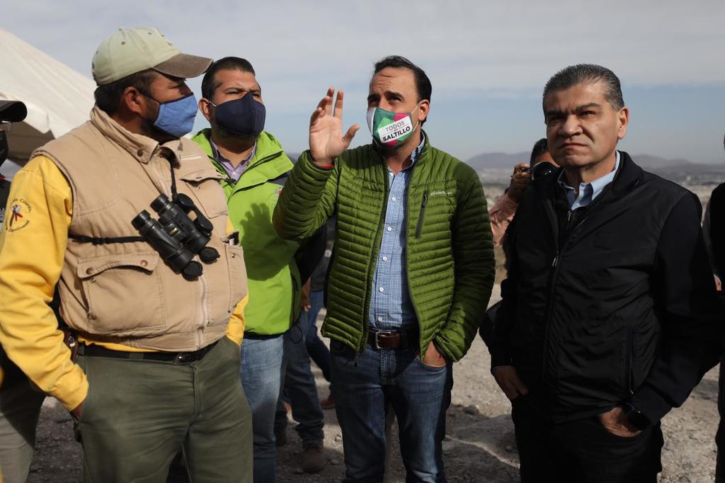 El gobernador Miguel Riquelme y el alcalde de Saltillo, Manolo Jiménez, supervisan las labores en el lugar de los hechos.