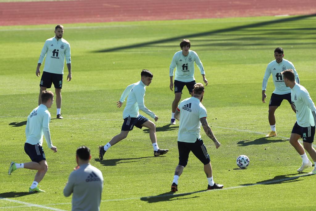 La selección española durante el entrenamiento de ayer, previo al encuentro contra Grecia en las eliminatorias al Mundial de Catar. (EFE)