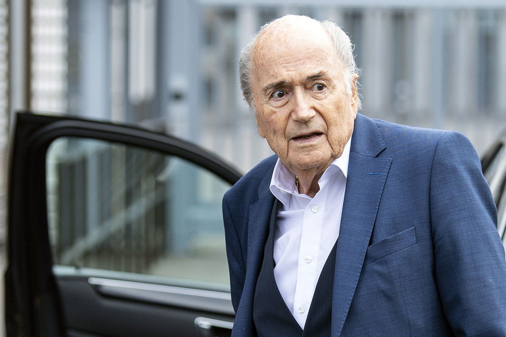Una nueva suspensión de seis años y ocho meses dictó la comisión de ética de la FIFA contra el expresidente del organismo Joseph Blatter y el exsecretario Jerome Valcke. (ARCHIVO)