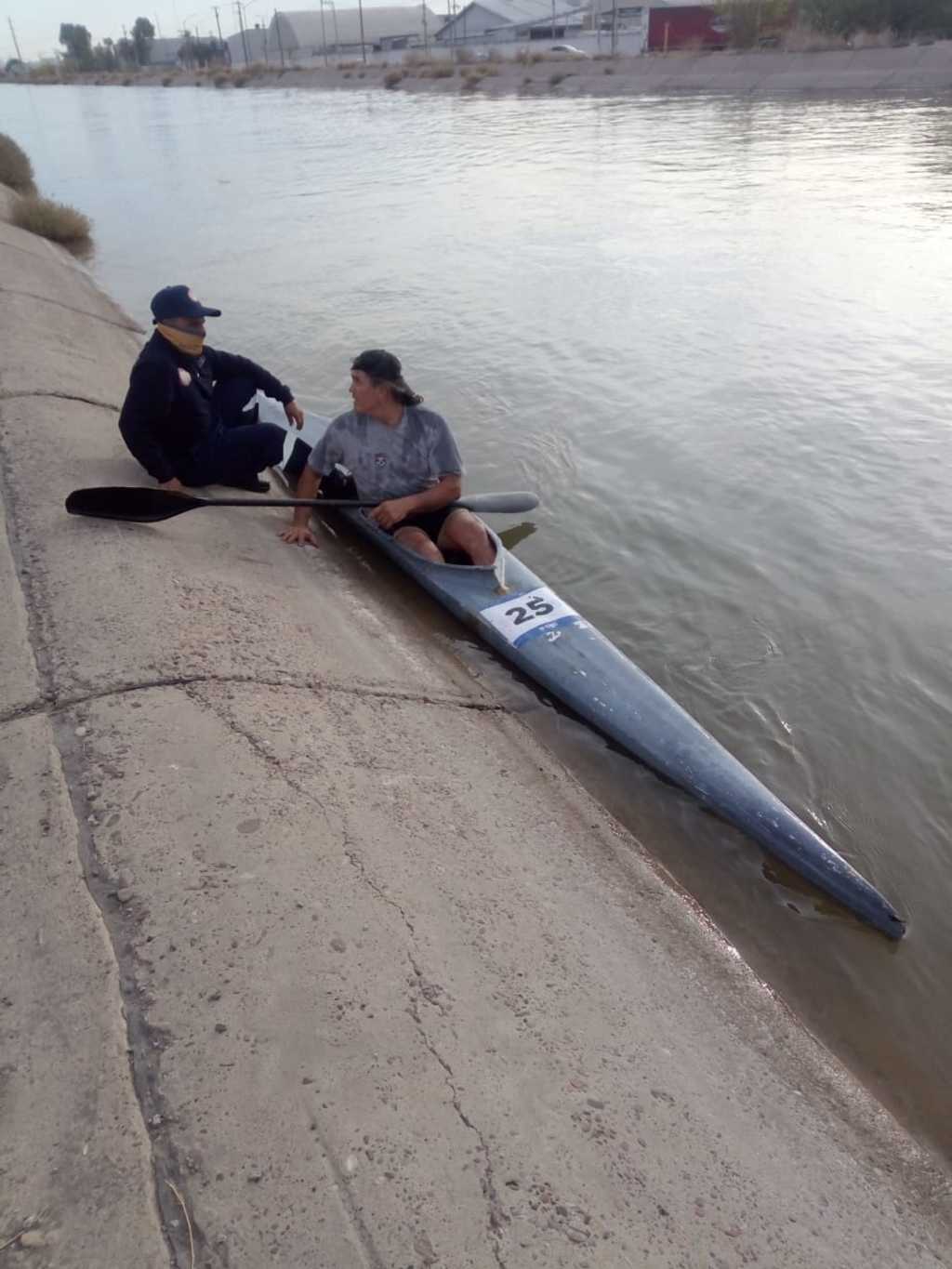 Ayer fue detectado un sujeto a bordo de un kayak en el Canal Sacramento y fue retirado por las autoridades municipales.