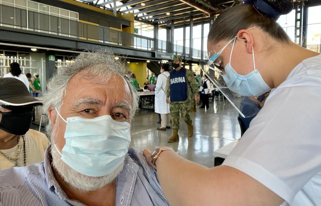 Alejandro Encinas, subsecretario de Derechos Humanos, Población y Migración, recibió esta mañana la vacuna para prevenir el COVID-19.
 (TWITTER)
