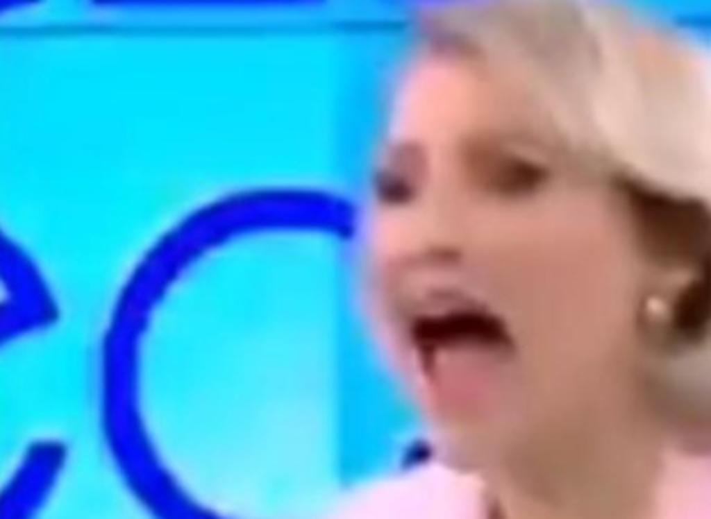 Mediante redes sociales se volvió viral el video de un noticiero en Rumania en el que una mujer desnuda interrumpió la transmisión en vivo del noticiero encabezado por Mirela Vaida.  (Especial) 