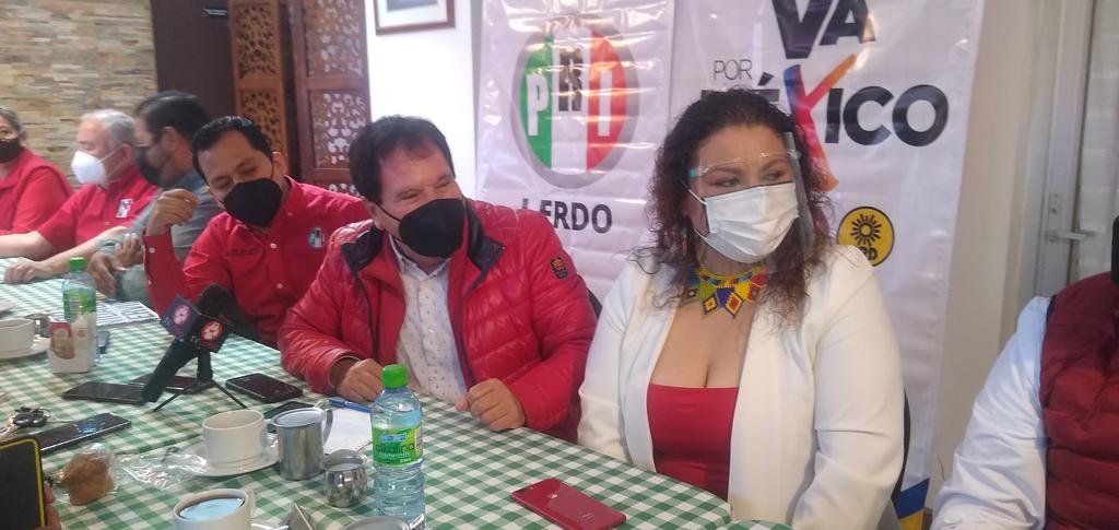 Celebraron el regreso al PRI de la ex diputada federal María del Socorro Espinoza y del ex dirigente municipal del tricolor Antonio Cossio, que habían abandonado al partido. (DIANA GONZÁLEZ)