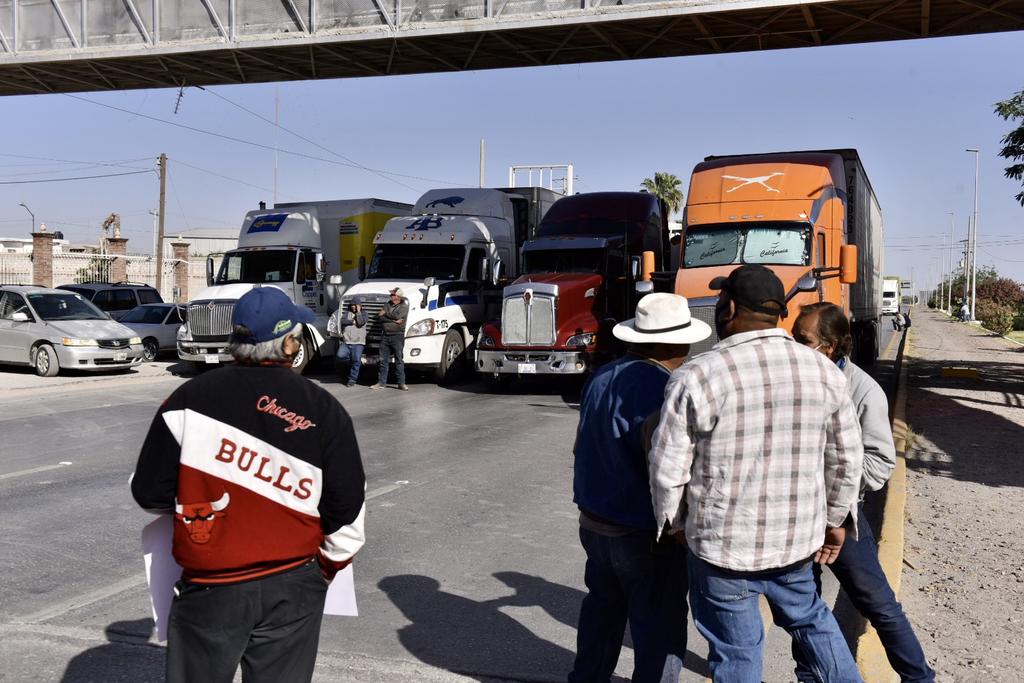 Tras más de 10 horas de permanecer cerrado el paso a la circulación ambos cuerpos del bulevar Ejército Mexicano en Gómez Palacio por parte de trabajadores sindicalizados del Ayuntamiento, se dio por terminado el bloqueo. (ERICK SOTOMAYOR)