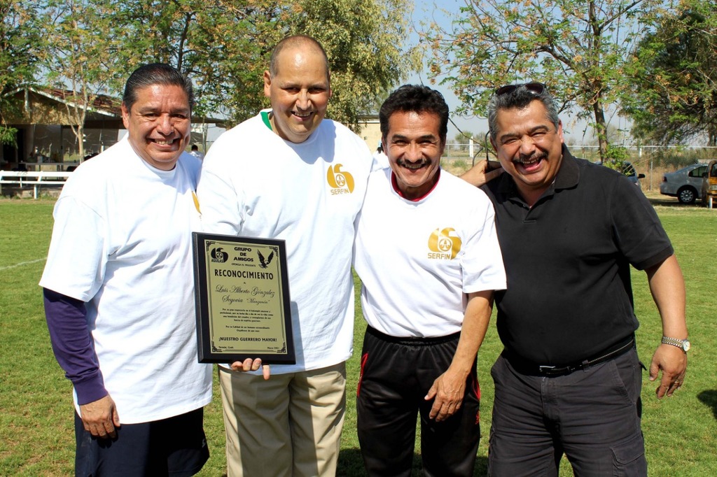 Amigos, familiares y excompañeros de cancha, entregaron a Luis Alberto González Segovia, una placa - reconocimiento a su carrera. (ESPECIAL)