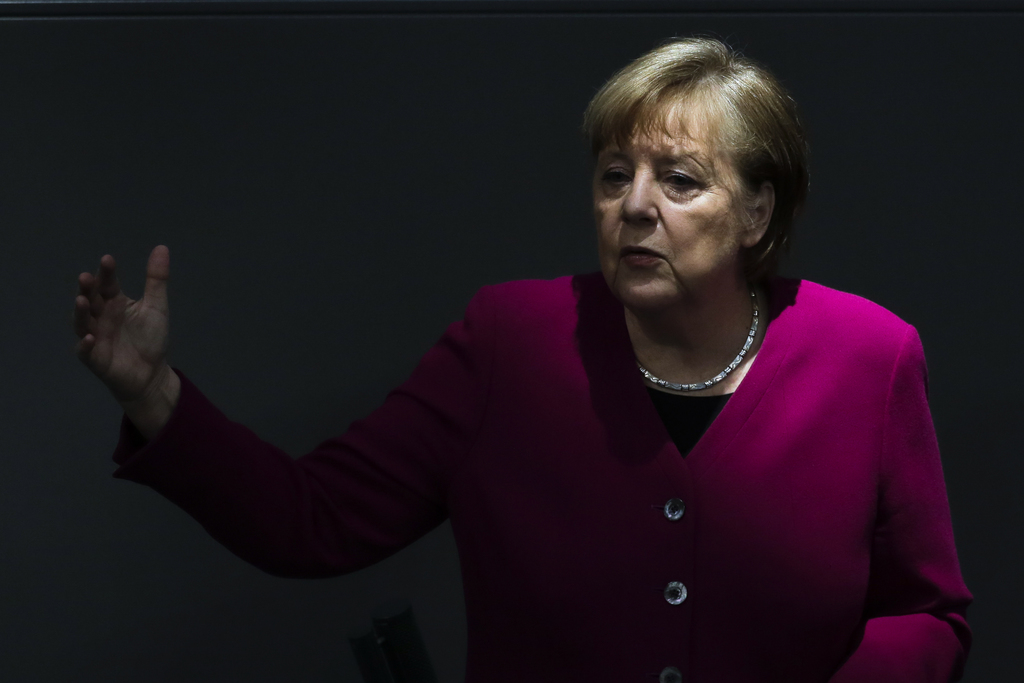 La canciller alemana, Angela Merkel, ratificó el propósito de su gobierno de 'restringir' los viajes vacacionales al extranjero por la pandemia, aunque admitió que existen 'notables problemas legales' para tratar de implantar su prohibición. (AP) 