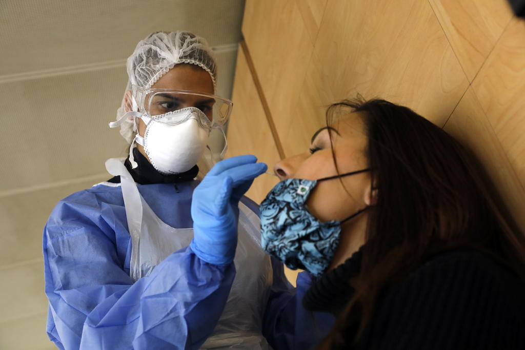 Las autoridades francesas notificaron este viernes 897 muertes por coronavirus, con lo que se supera el umbral de los 94,000 desde el comienzo de la epidemia, mientras el número de contagios se mantiene muy elevado y aumenta la presión en los hospitales. (EFE) 
