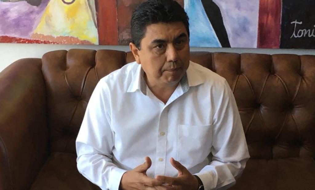 El presidente del Comité Directivo Municipal del PAN Torreón, José Ignacio García Castillo, presentó este viernes su renuncia al partido, afirma que busca apoyar a Luis Fernando Salazar, en su búsqueda por la alcaldía de Torreón mediante Morena.
(FERNANDO COMPEÁN)
