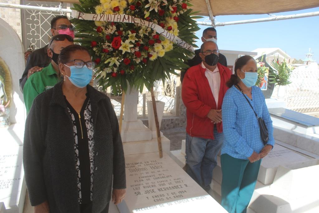 Autoridades municipales de San Pedro colocaron una ofrenda floral sobre la tumba de Salome Hernández Borrego, ya que fue uno de los firmantes del Plan de Guadalupe. (MARY VÁZQUEZ)