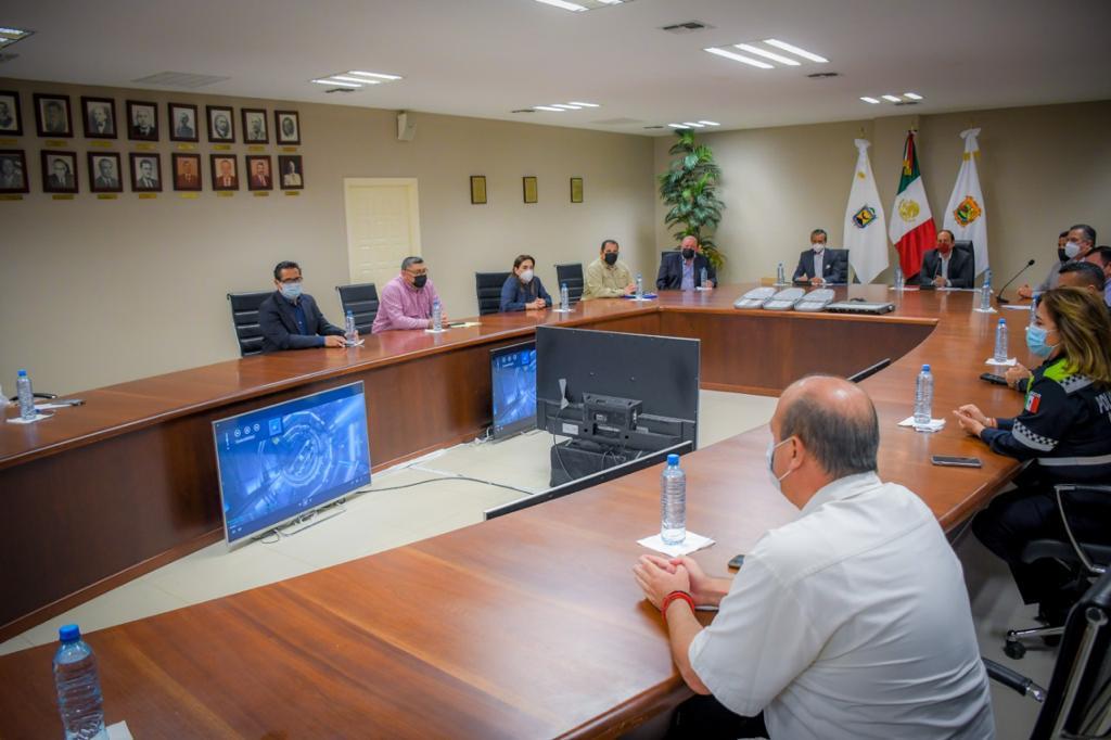 En un periodo de dos años y tres meses de la actual administración municipal de Piedras Negras, se han colocado 12 mil 346 lámparas LED, para la reposición de las lámparas antiguas del alumbrado público; situación por la cual la empresa Phillips México otorgó al municipio de Piedras Negras, un certificado de garantía por 10 años por la citada cantidad de luminarias instaladas. (RENÉ ARELLANO)