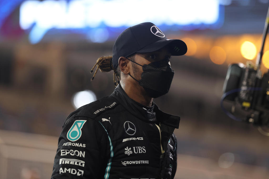Lewis Hamilton (Mercedes), siete veces campeón mundial y segundo en la sesión de clasificación del Gran Premio de Baréin disputada este sábado, admitió que era 'lo mejor que podía hacer' frente al neerlandés Max Verstappen (Red Bull), ganador de la 'pole position'. (EFE)
