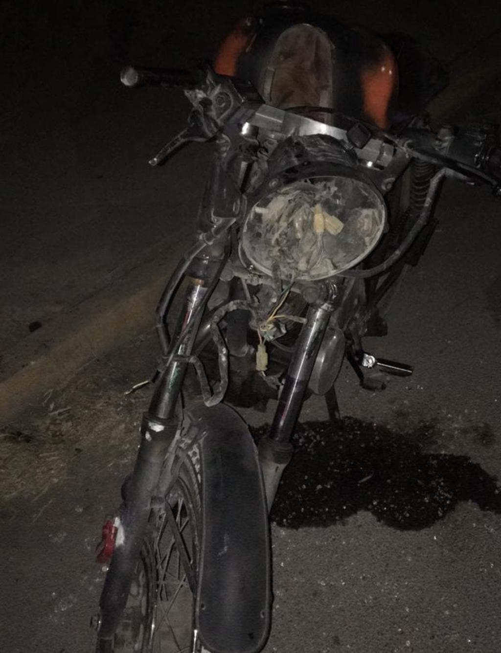El motociclista identificado como José Roberto de 37 años de edad, resultó con algunas lesiones tras el impacto.
(EL SIGLO DE TORREÓN)