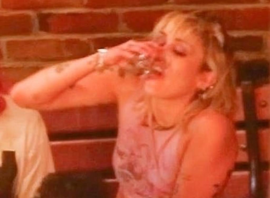 Parece que Miley Cyrus regresó a beber alcohol tras de años de sobriedad, luego de que se le vinculó sentimentalmente con el cantante británico YungBlud. (Especial) 