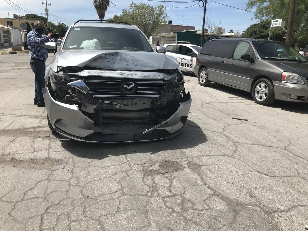 Daños materiales en cinco vehículos y una persona lesionada, fue el saldo de un accidente vial que se registró la tarde de este sábado en la zona Centro de la ciudad de Torreón. (EL SIGLO DE TORREÓN)
